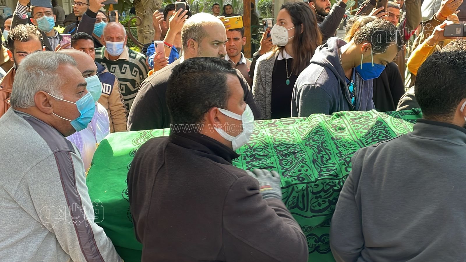 لحظة تشييع جثمان جالا فهمي من مسجد مصطفى محمود (16)