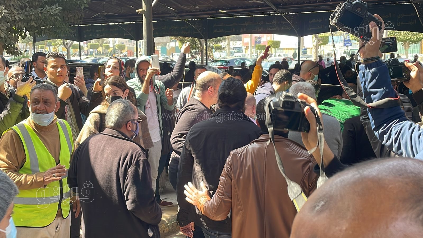 لحظة تشييع جثمان جالا فهمي من مسجد مصطفى محمود (17)