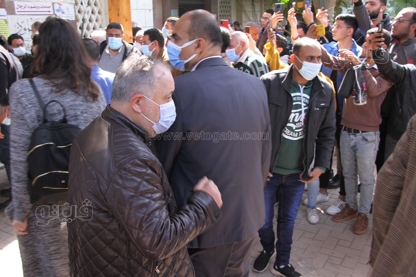 لحظة تشييع جثمان جالا فهمي من مسجد مصطفى محمود (24)