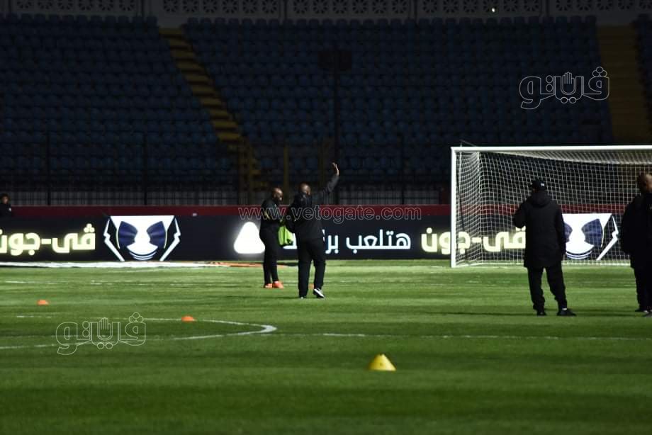 موسيماني والجهاز الفني يعاين أرضية الملعب (4)
