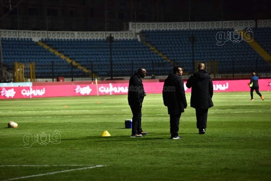 موسيماني والجهاز الفني يعاين أرضية الملعب (5)