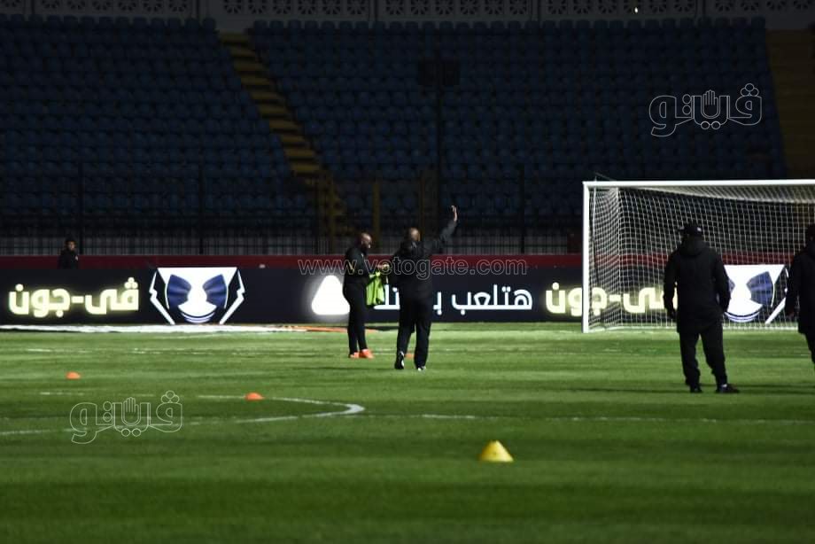 موسيماني والجهاز الفني يعاين أرضية الملعب (6)