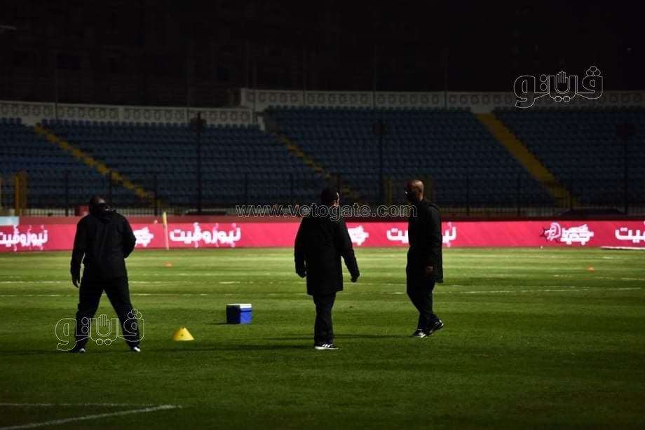 موسيماني والجهاز الفني يعاين أرضية الملعب (1)