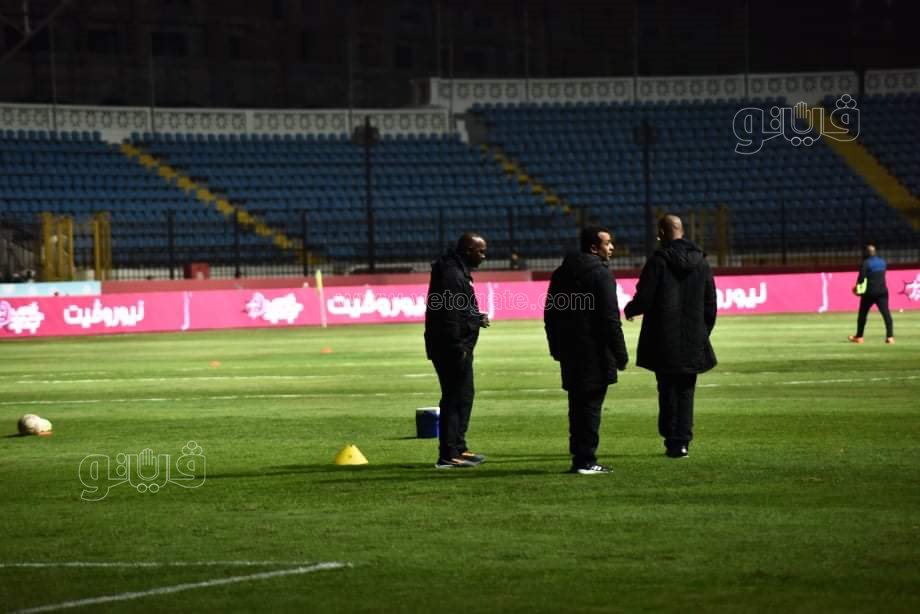 موسيماني والجهاز الفني يعاين أرضية الملعب (7)