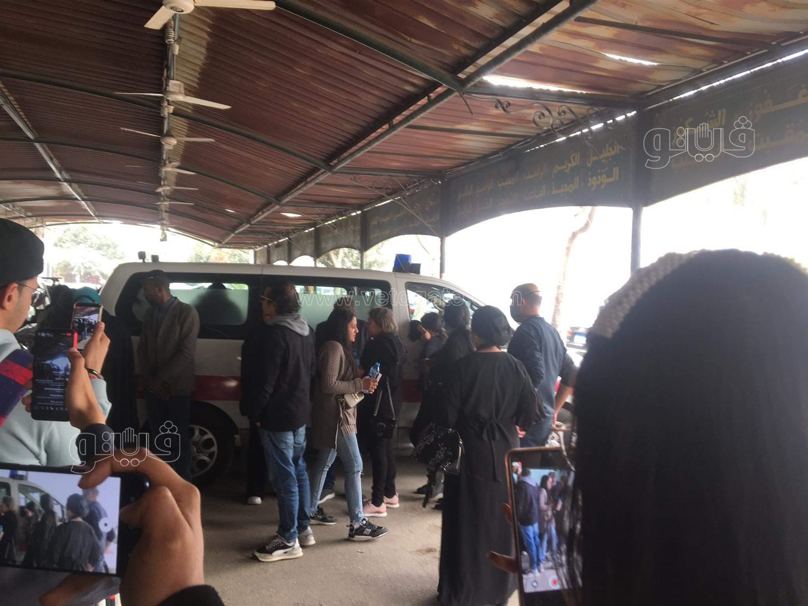 انهيار أسرة المذيع إياد داود أمام جثمانه قبل صلاة الجنازة (1)