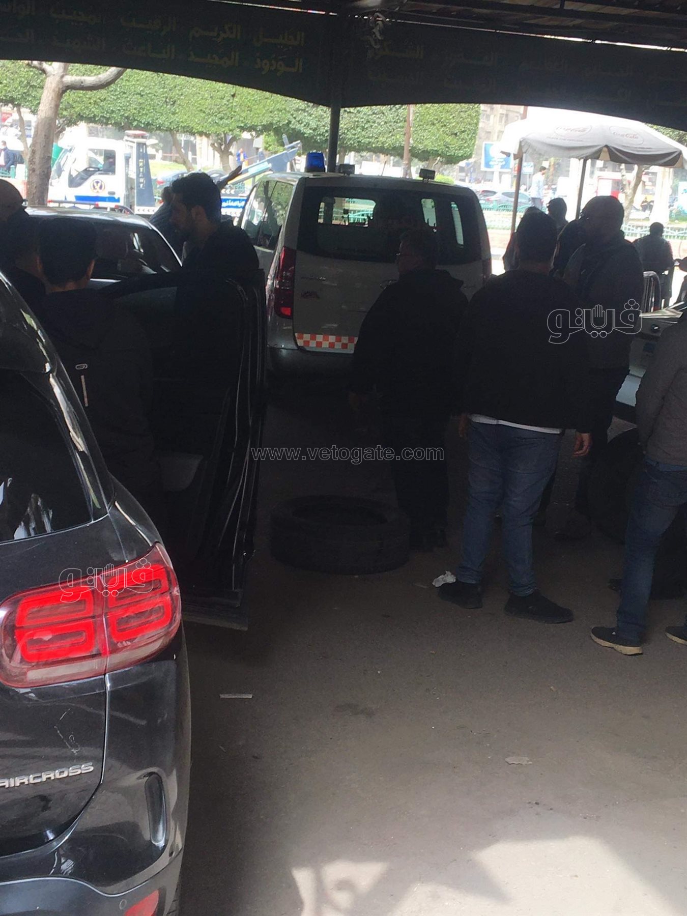 انهيار أسرة المذيع إياد داود أمام جثمانه قبل صلاة الجنازة (2)