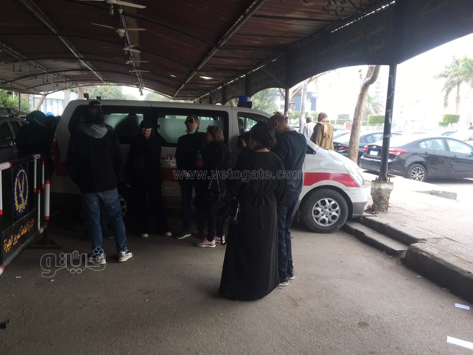 انهيار أسرة المذيع إياد داود أمام جثمانه قبل صلاة الجنازة (3)