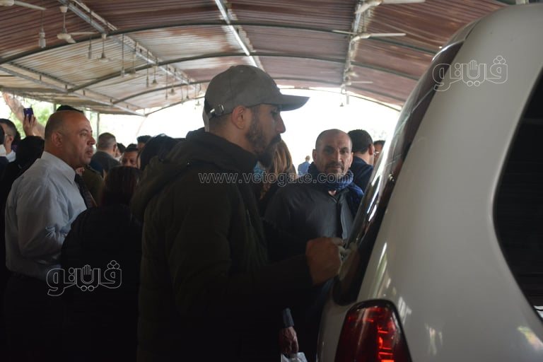 انهيار أصدقاء المذيع إياد داود خلال أداء صلاة الجنازة على روحه (1)
