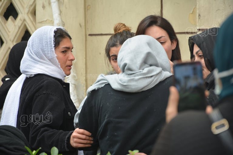 انهيار أصدقاء المذيع إياد داود خلال أداء صلاة الجنازة على روحه (2)