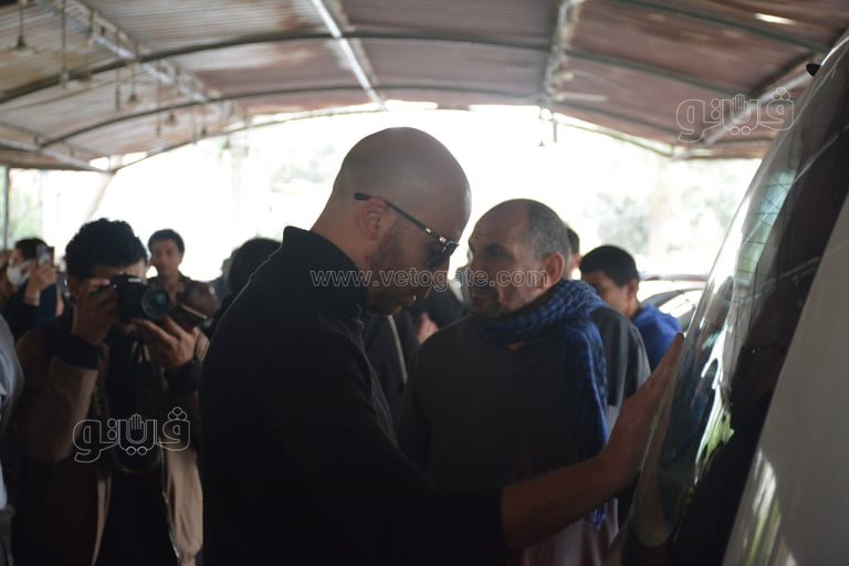 انهيار أصدقاء المذيع إياد داود خلال أداء صلاة الجنازة على روحه (4)