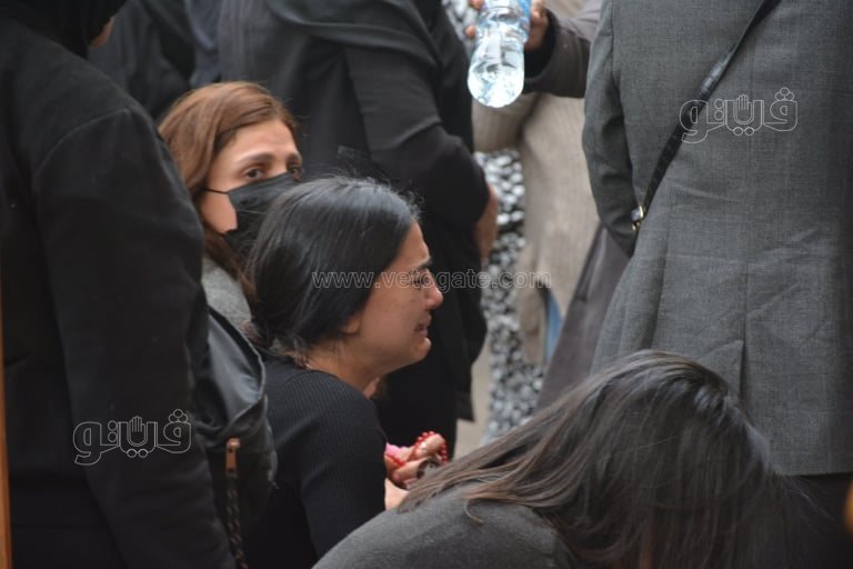 انهيار أصدقاء المذيع إياد داود خلال أداء صلاة الجنازة على روحه (6)