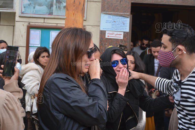 انهيار أصدقاء المذيع إياد داود خلال أداء صلاة الجنازة على روحه (8)