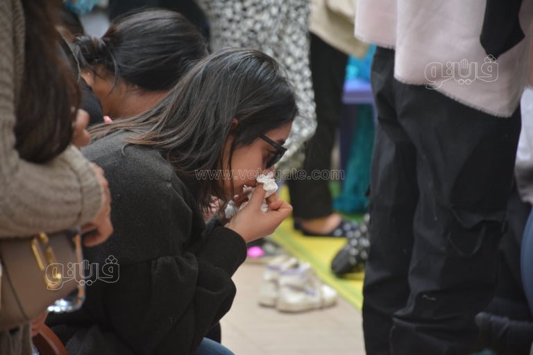 انهيار أصدقاء المذيع إياد داود خلال أداء صلاة الجنازة على روحه (10)