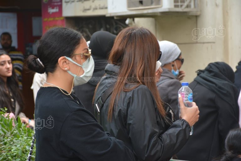 انهيار أصدقاء المذيع إياد داود خلال أداء صلاة الجنازة على روحه (11)