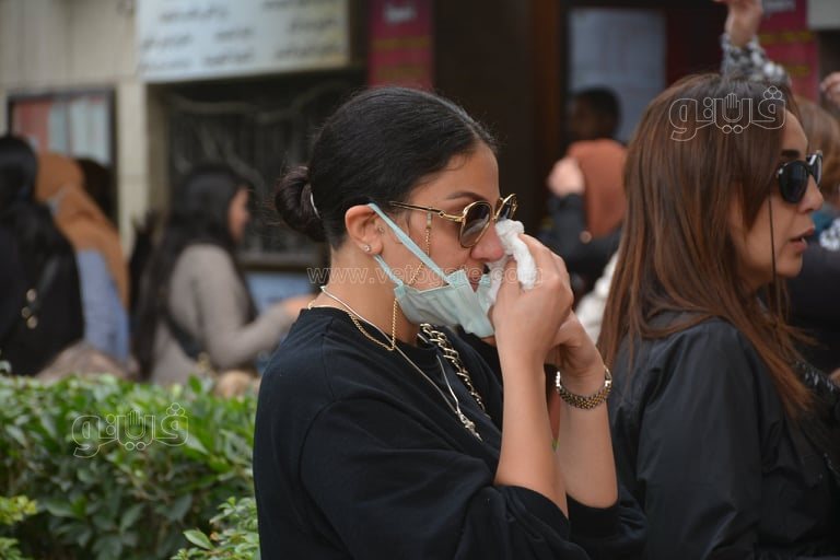 انهيار أصدقاء المذيع إياد داود خلال أداء صلاة الجنازة على روحه (13)