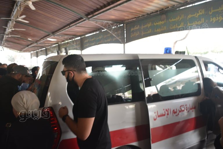 انهيار أصدقاء المذيع إياد داود خلال أداء صلاة الجنازة على روحه (14)