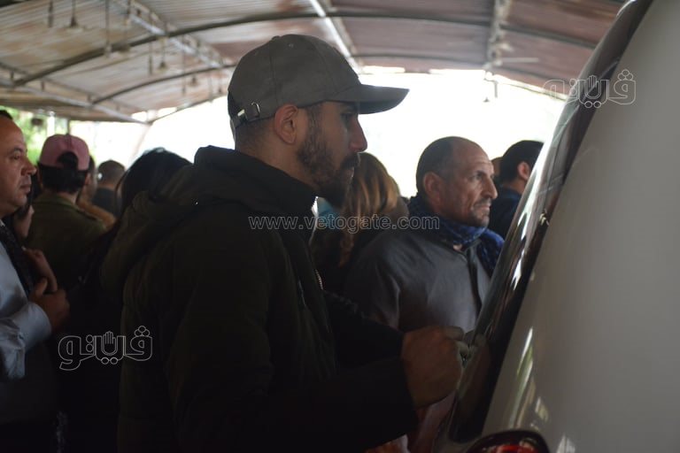 انهيار أصدقاء المذيع إياد داود خلال أداء صلاة الجنازة على روحه (15)