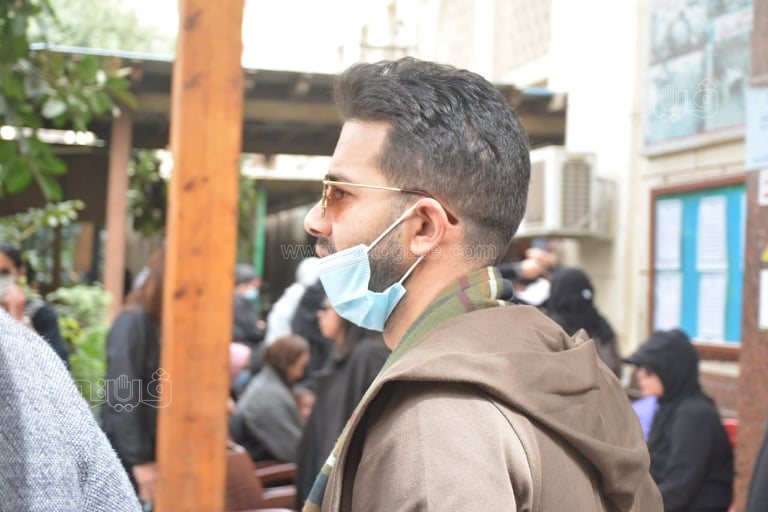 انهيار أصدقاء المذيع إياد داود خلال أداء صلاة الجنازة على روحه (16)