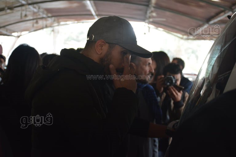 انهيار أصدقاء المذيع إياد داود خلال أداء صلاة الجنازة على روحه (17)