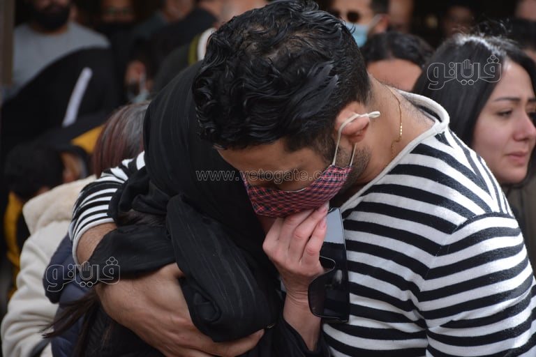 انهيار أصدقاء المذيع إياد داود خلال أداء صلاة الجنازة على روحه (18)