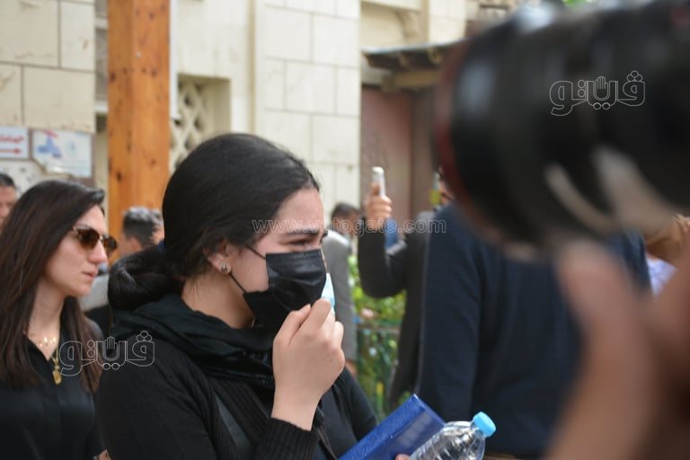 انهيار أصدقاء المذيع إياد داود خلال أداء صلاة الجنازة على روحه (19)