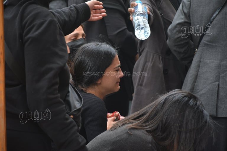 انهيار أصدقاء المذيع إياد داود خلال أداء صلاة الجنازة على روحه (20)