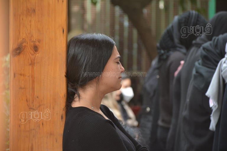 انهيار أصدقاء المذيع إياد داود خلال أداء صلاة الجنازة على روحه (21)