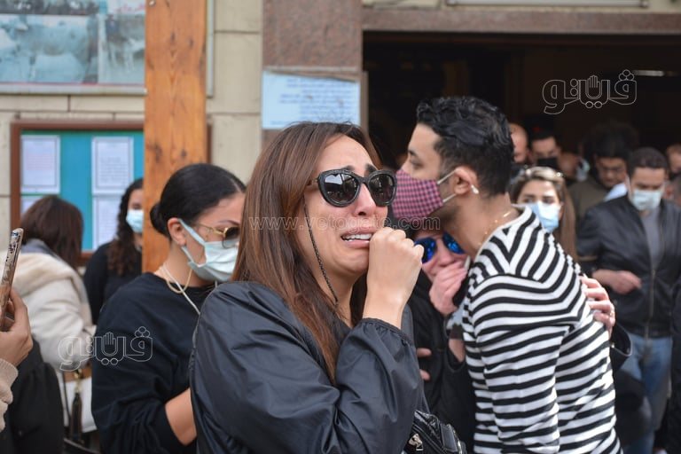 انهيار أصدقاء المذيع إياد داود خلال أداء صلاة الجنازة على روحه (22)