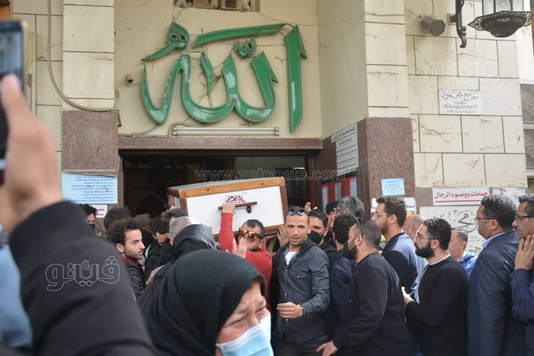 أصدقاء إياد داود يودعونه لمثواه الأخير بالبكاء (23)