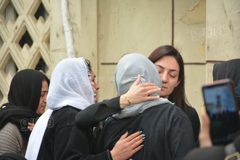 أصدقاء إياد داود يودعونه لمثواه الأخير بالبكاء (25)