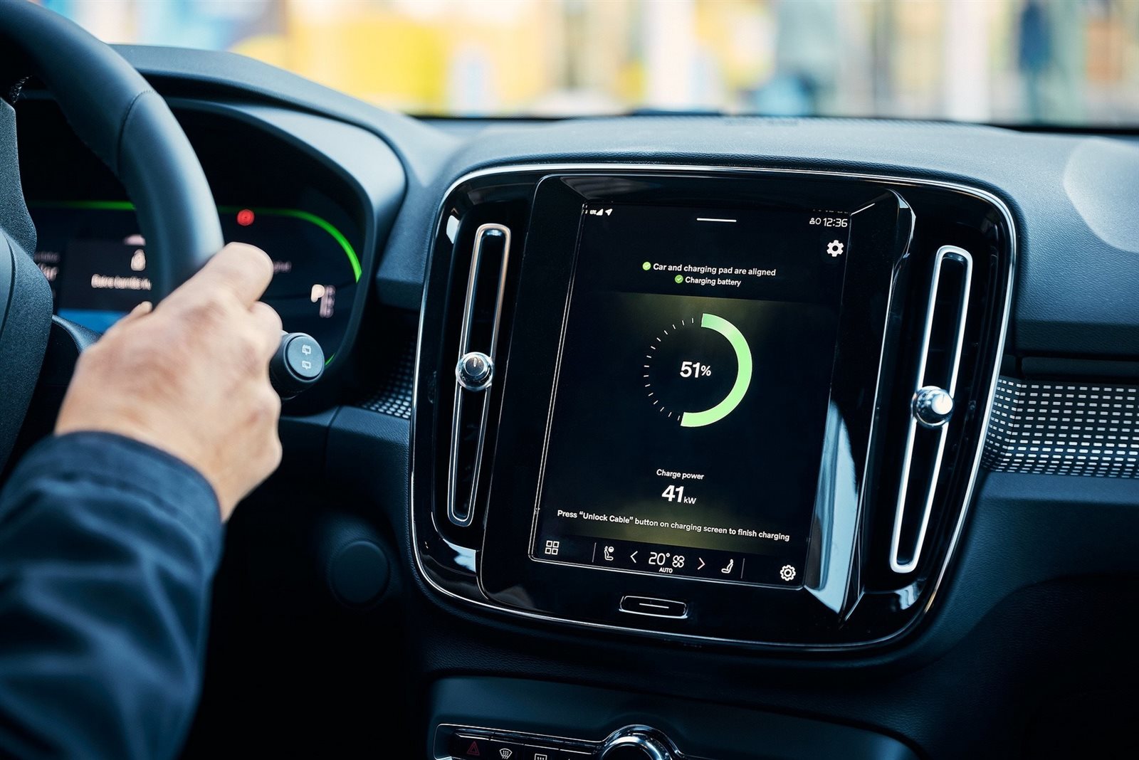 2022-Volvo-XC40-Recharge-wireless-charging-test-3.jpg