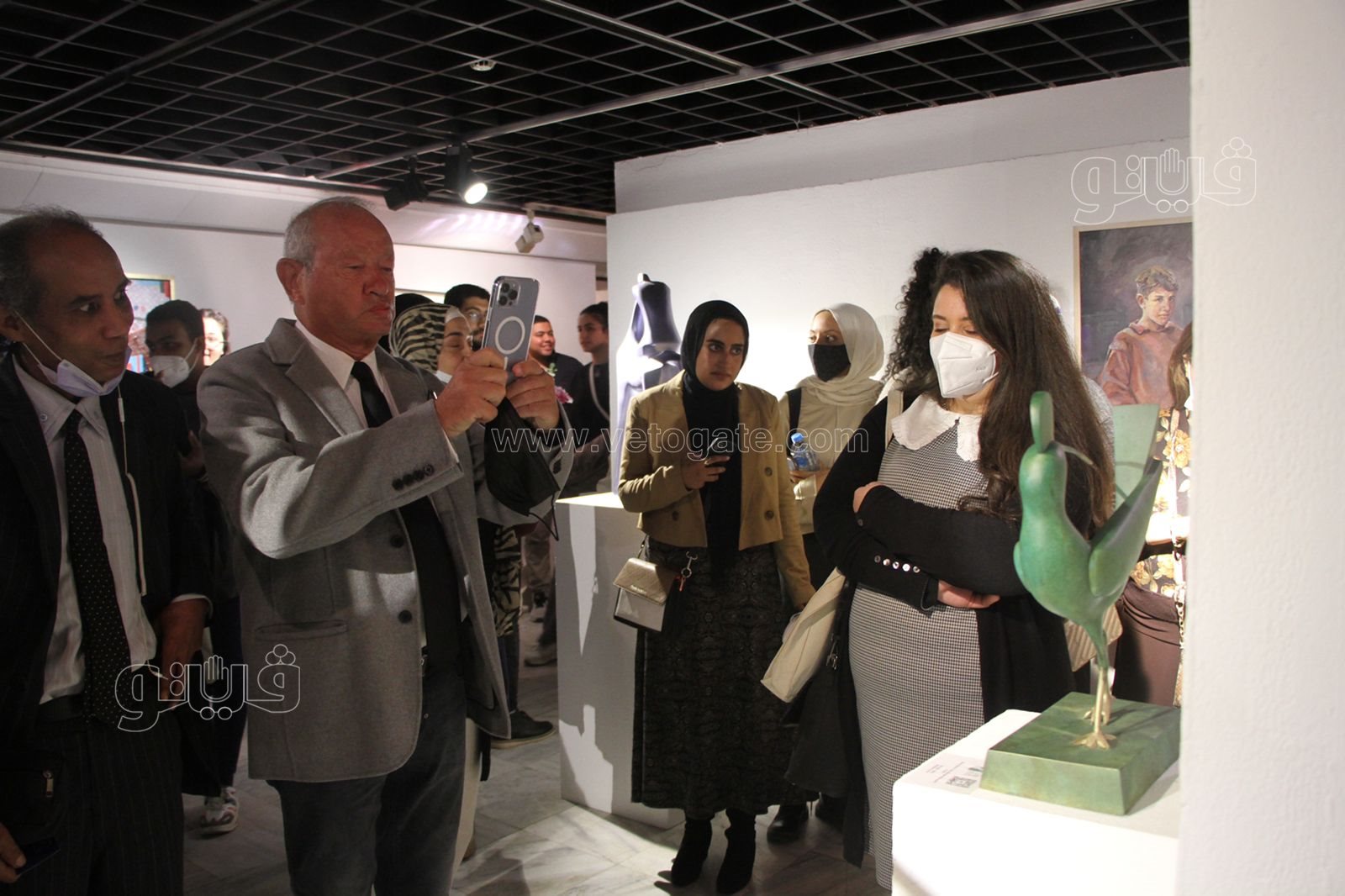 ساويرس يلتقط صورا تذكارية مع المشاركين بجوائز فاروق حسني (8)