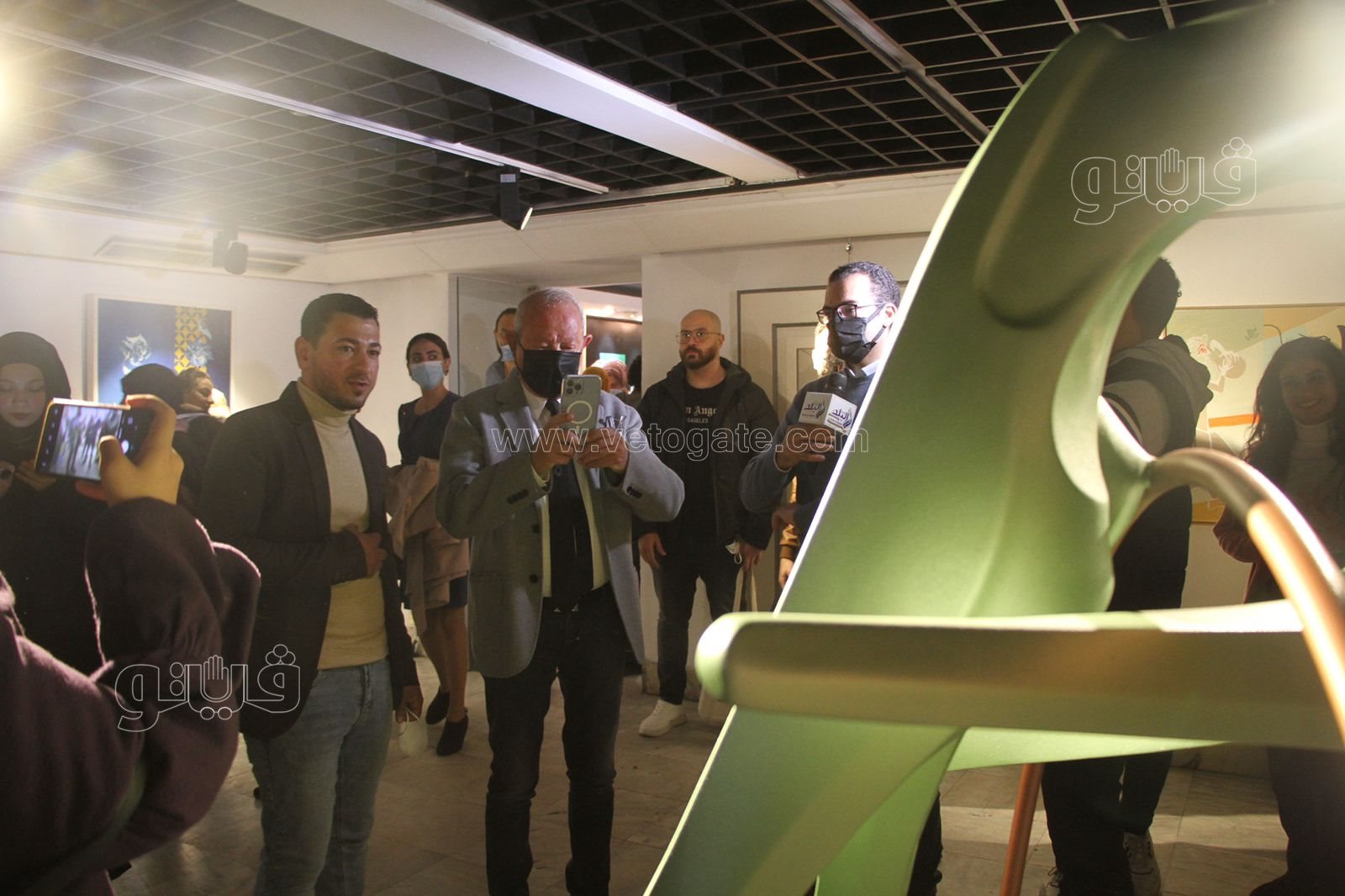 ساويرس يلتقط صورا تذكارية مع المشاركين بجوائز فاروق حسني (9)