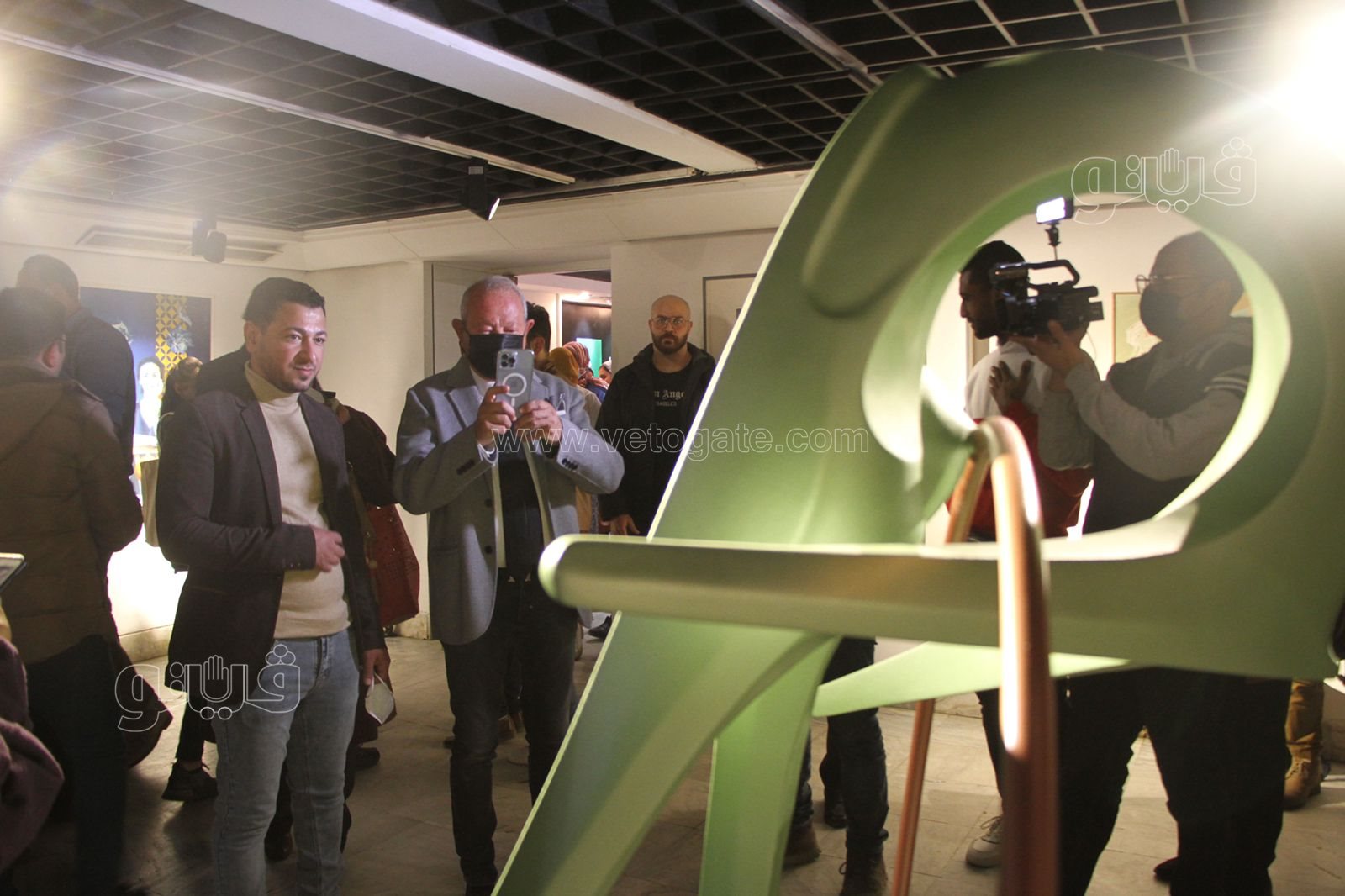 ساويرس يلتقط صورا تذكارية مع المشاركين بجوائز فاروق حسني (10)