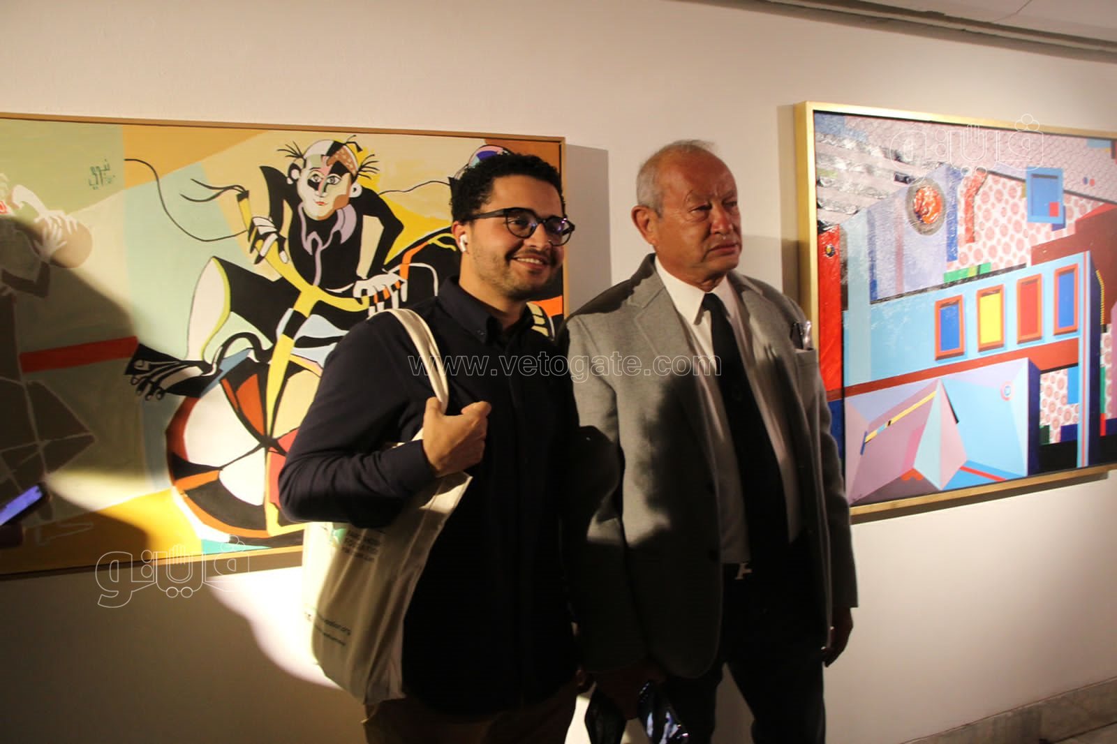 ساويرس يلتقط صورا تذكارية مع المشاركين بجوائز فاروق حسني (11)