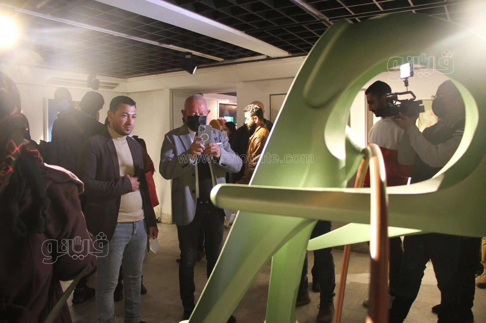 ساويرس يلتقط صورا تذكارية مع المشاركين بجوائز فاروق حسني (12)