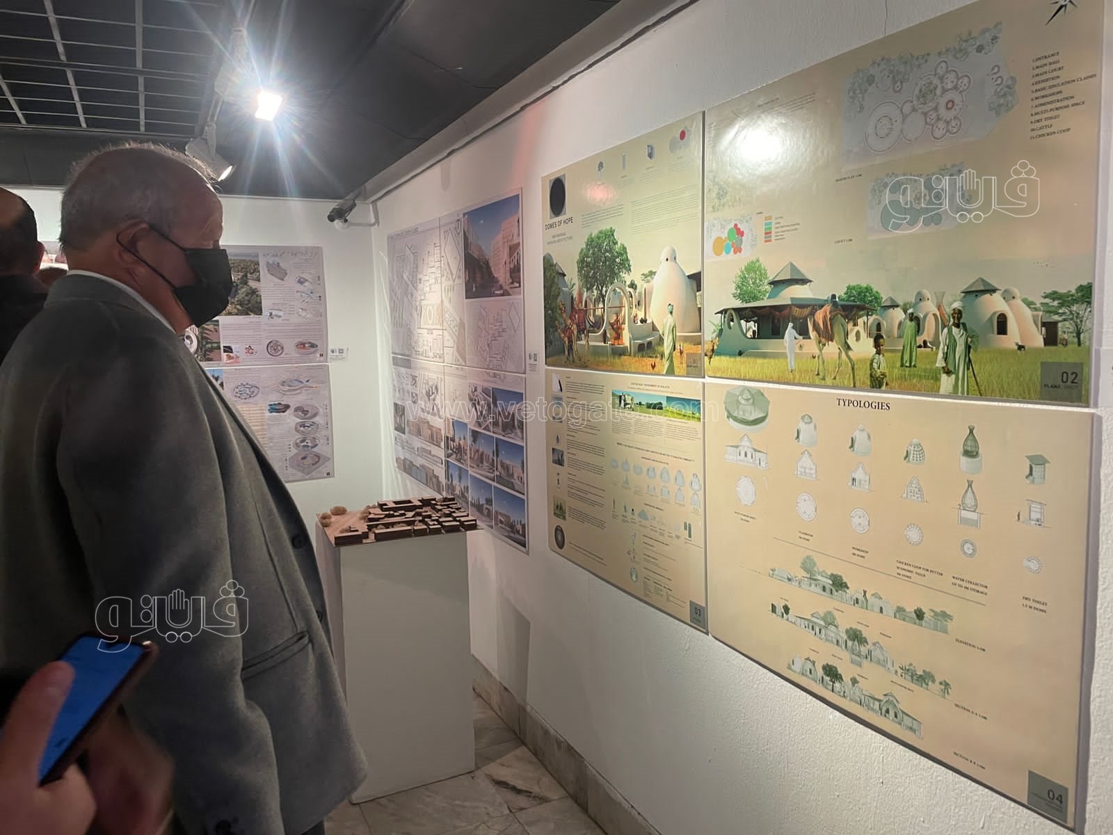 ساويرس يلتقط صورا تذكارية مع المشاركين بجوائز فاروق حسني (13)