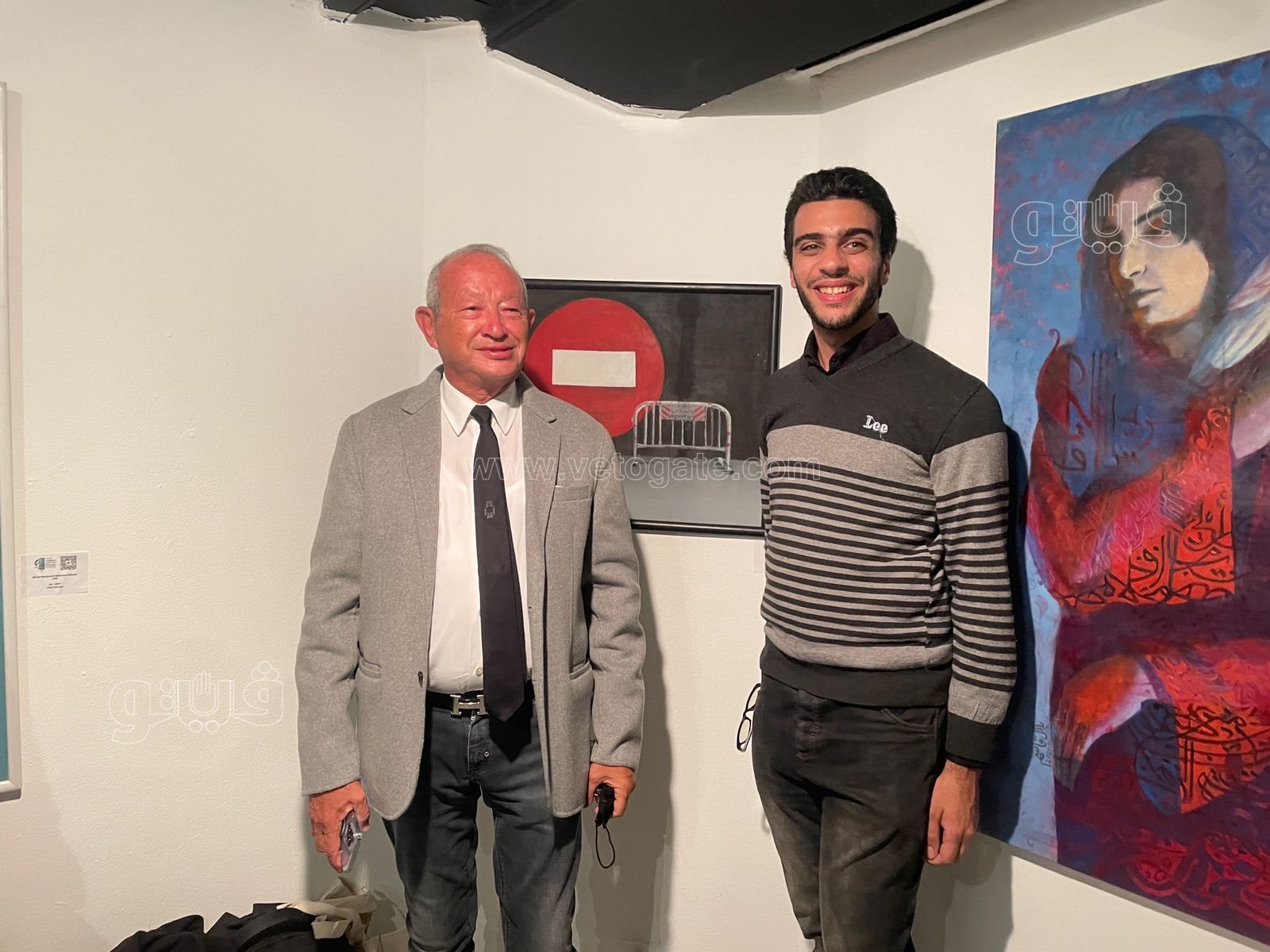 ساويرس يلتقط صورا تذكارية مع المشاركين بجوائز فاروق حسني (14)