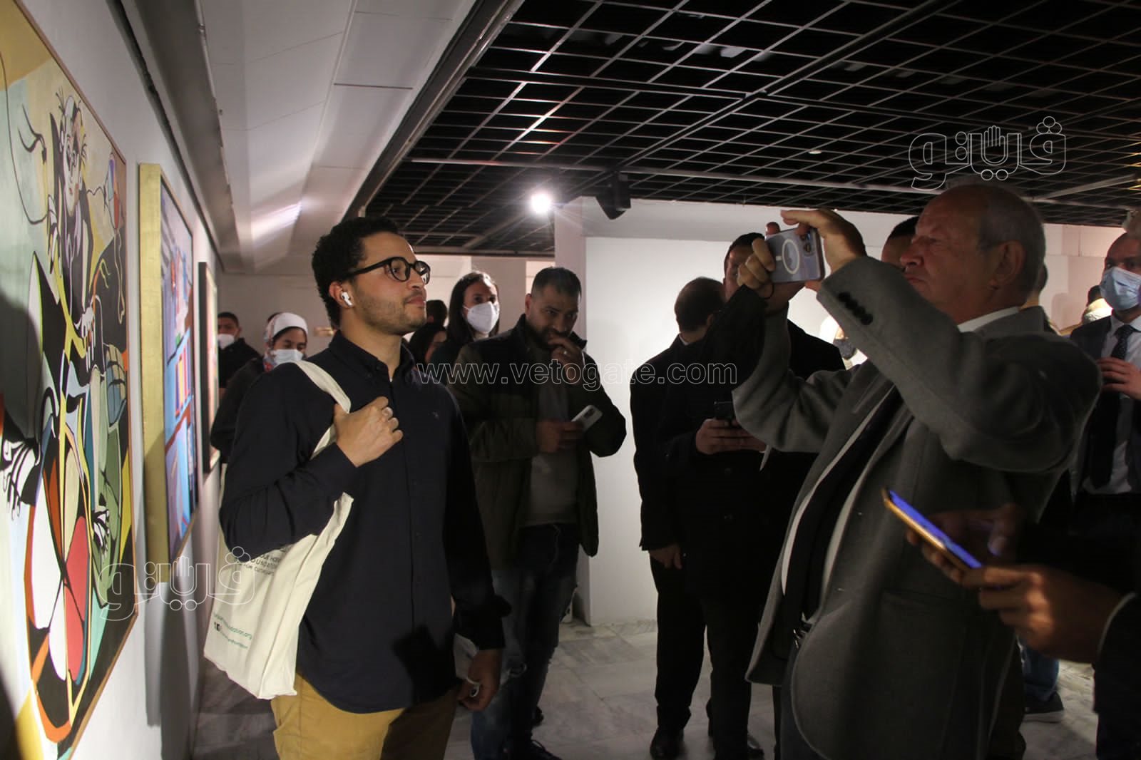 ساويرس يلتقط صورا تذكارية مع المشاركين بجوائز فاروق حسني (15)