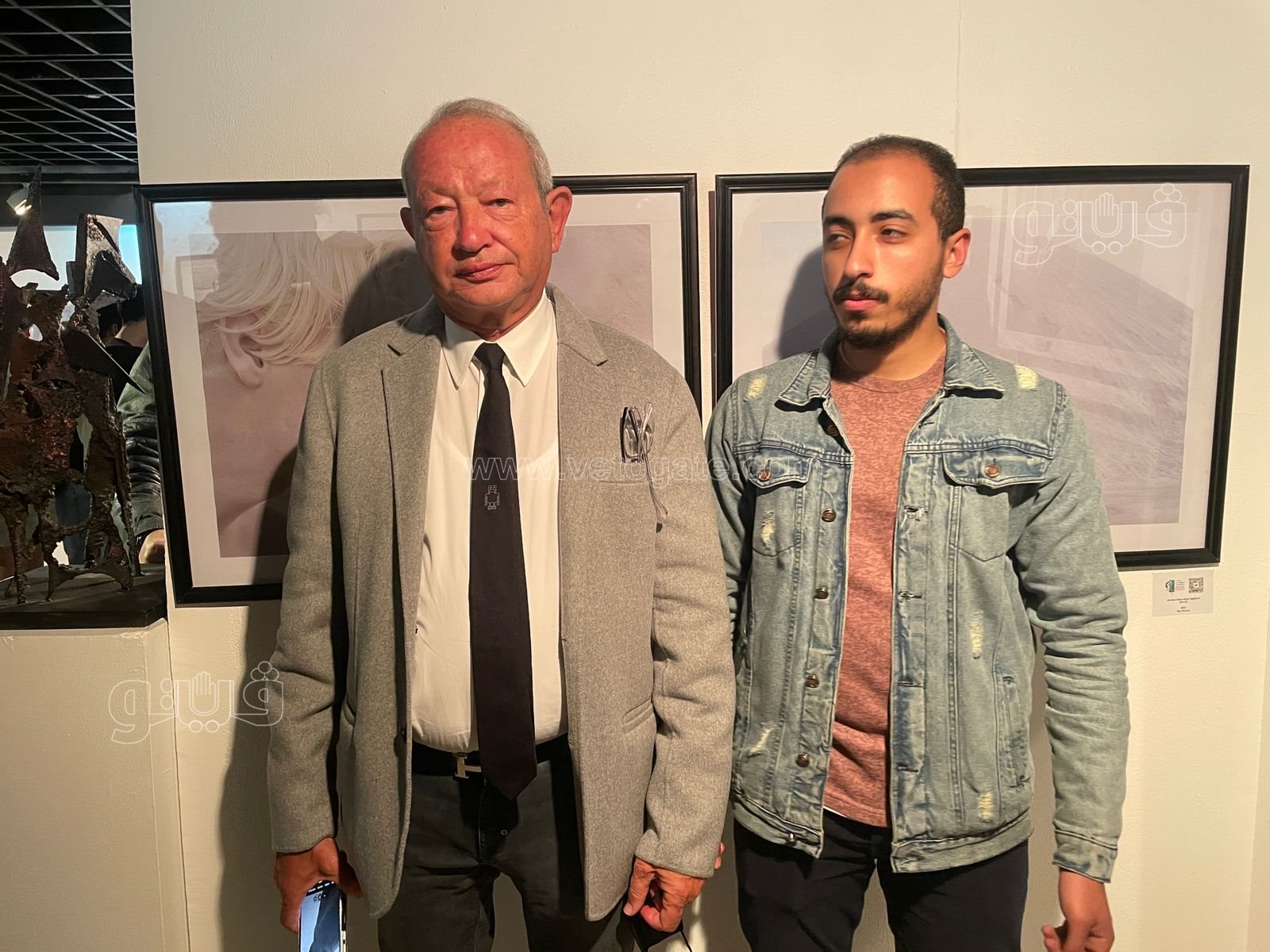 ساويرس يلتقط صورا تذكارية مع المشاركين بجوائز فاروق حسني (16)