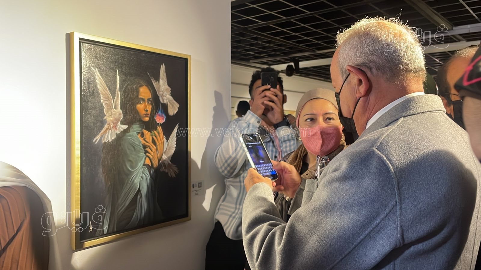 ساويرس يلتقط صورا تذكارية مع المشاركين بجوائز فاروق حسني (1)