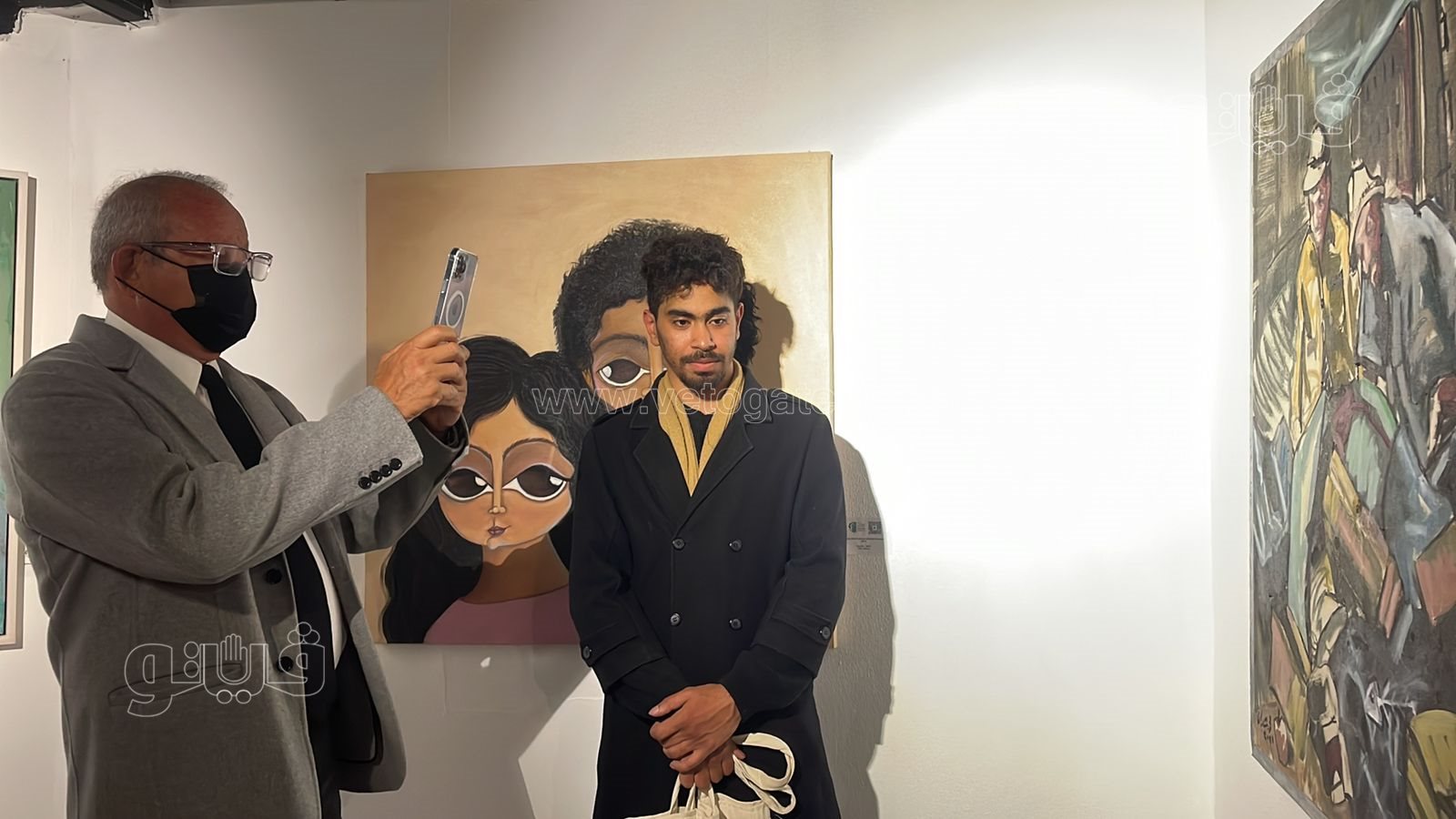 ساويرس يلتقط صورا تذكارية مع المشاركين بجوائز فاروق حسني (3)