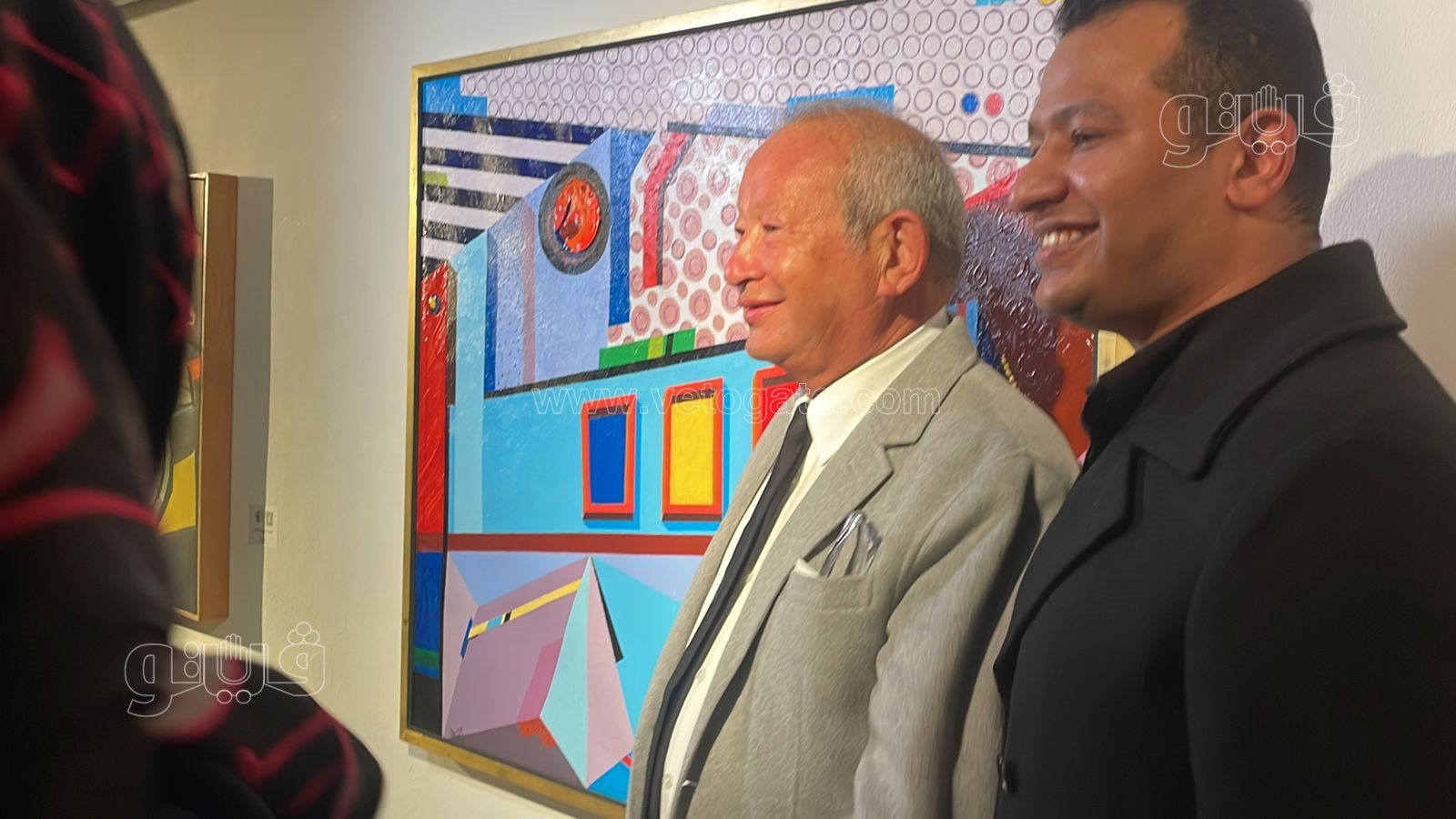 ساويرس يلتقط صورا تذكارية مع المشاركين بجوائز فاروق حسني (4)