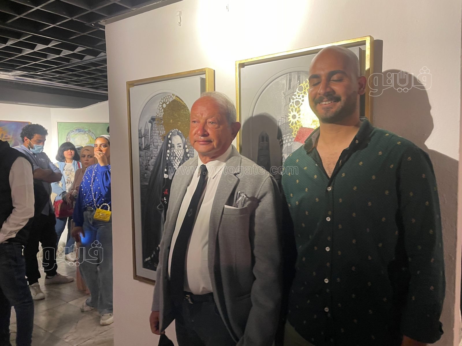 ساويرس يلتقط صورا تذكارية مع المشاركين بجوائز فاروق حسني (5)