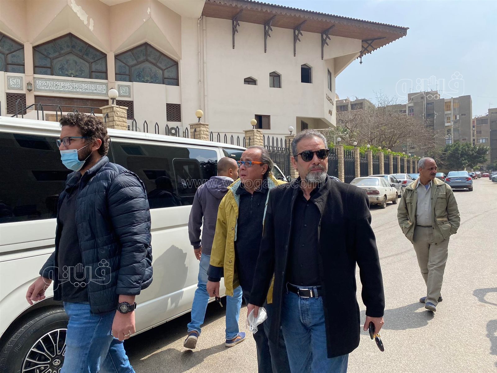 وصول جثمان شقيق أحمد عبد العزيز لمسجد آل رشدان (4)