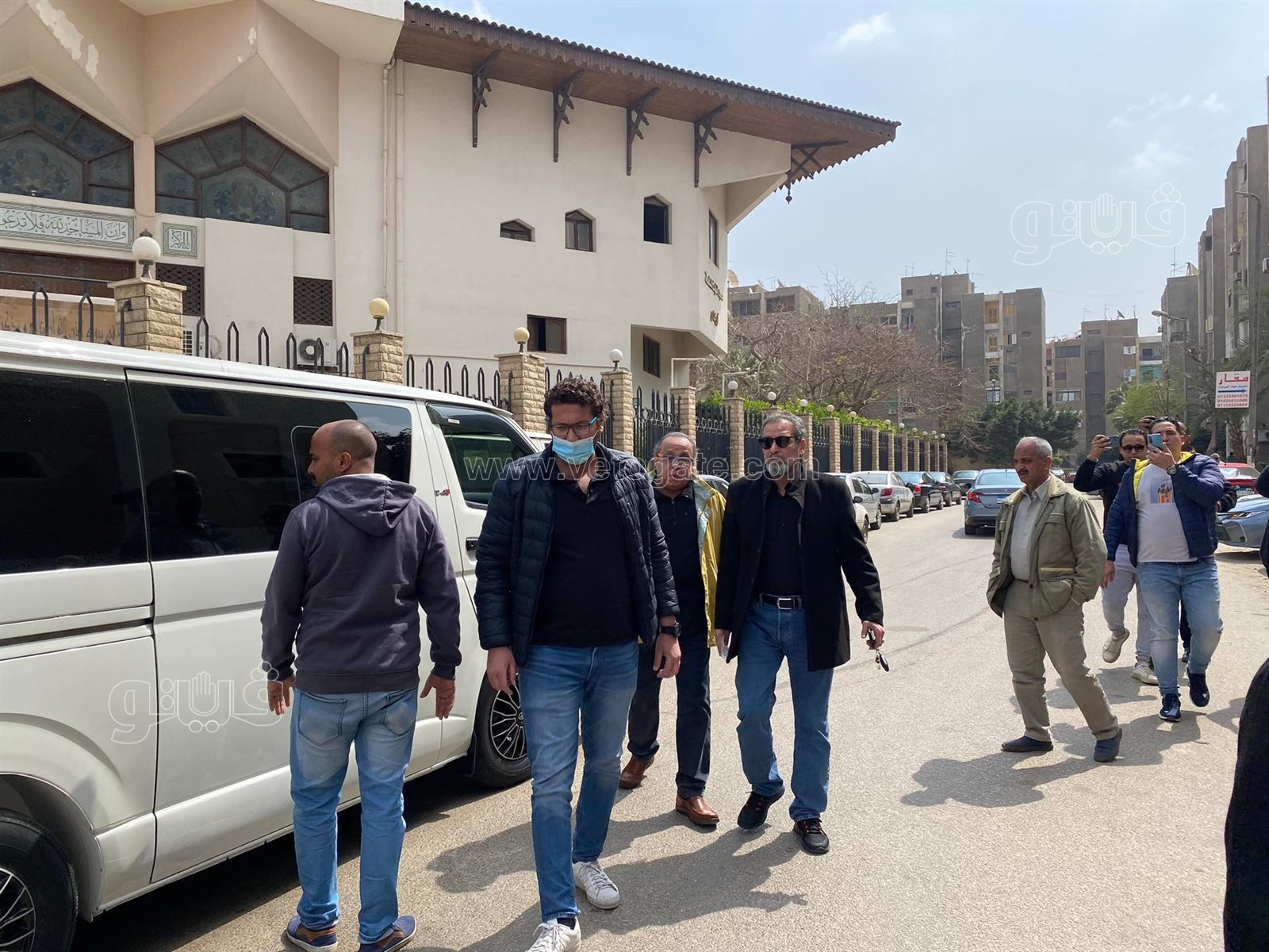 وصول جثمان شقيق أحمد عبد العزيز لمسجد آل رشدان (5)