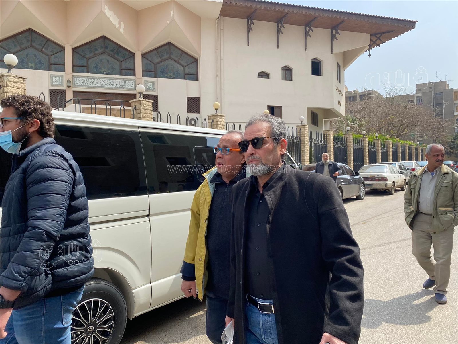 وصول جثمان شقيق أحمد عبد العزيز لمسجد آل رشدان (6)