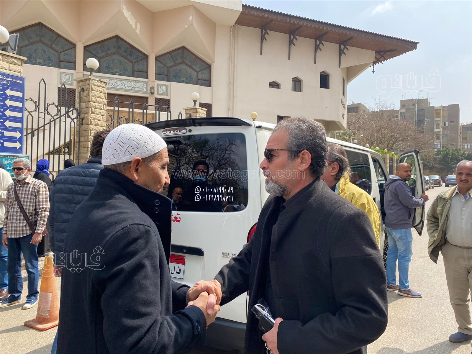 وصول جثمان شقيق أحمد عبد العزيز لمسجد آل رشدان (7)