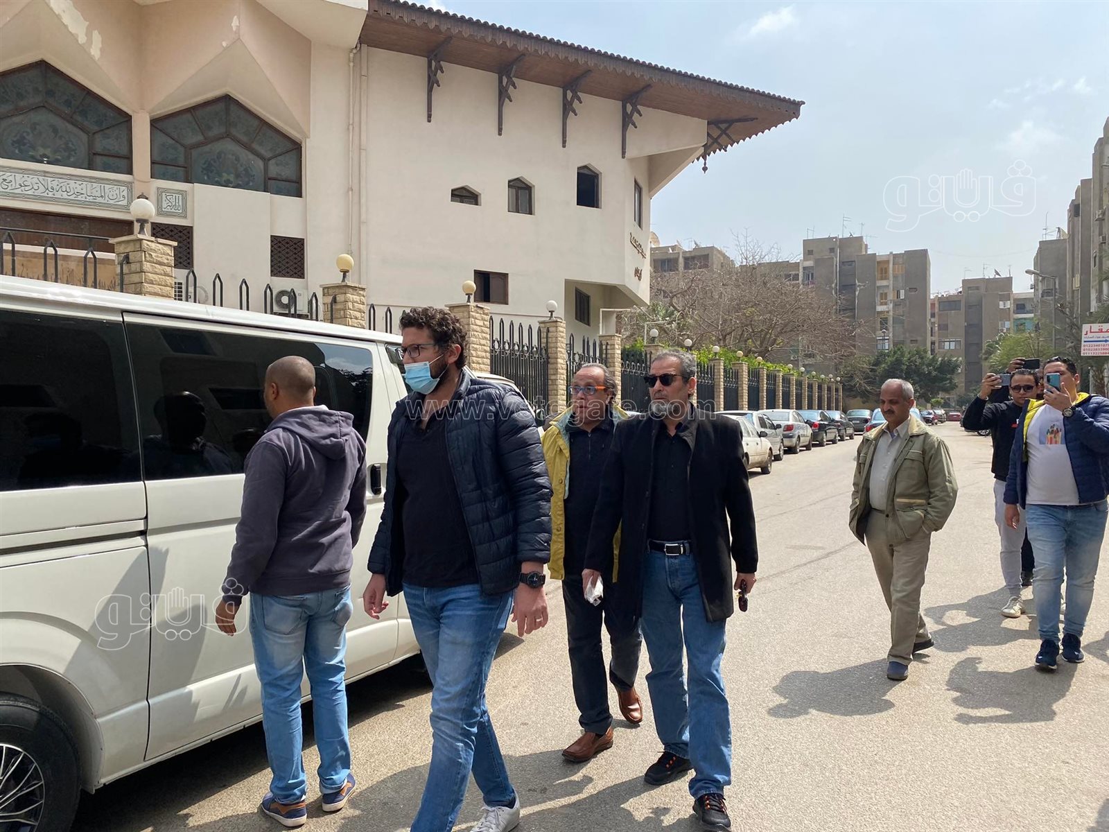 وصول جثمان شقيق أحمد عبد العزيز لمسجد آل رشدان (1)