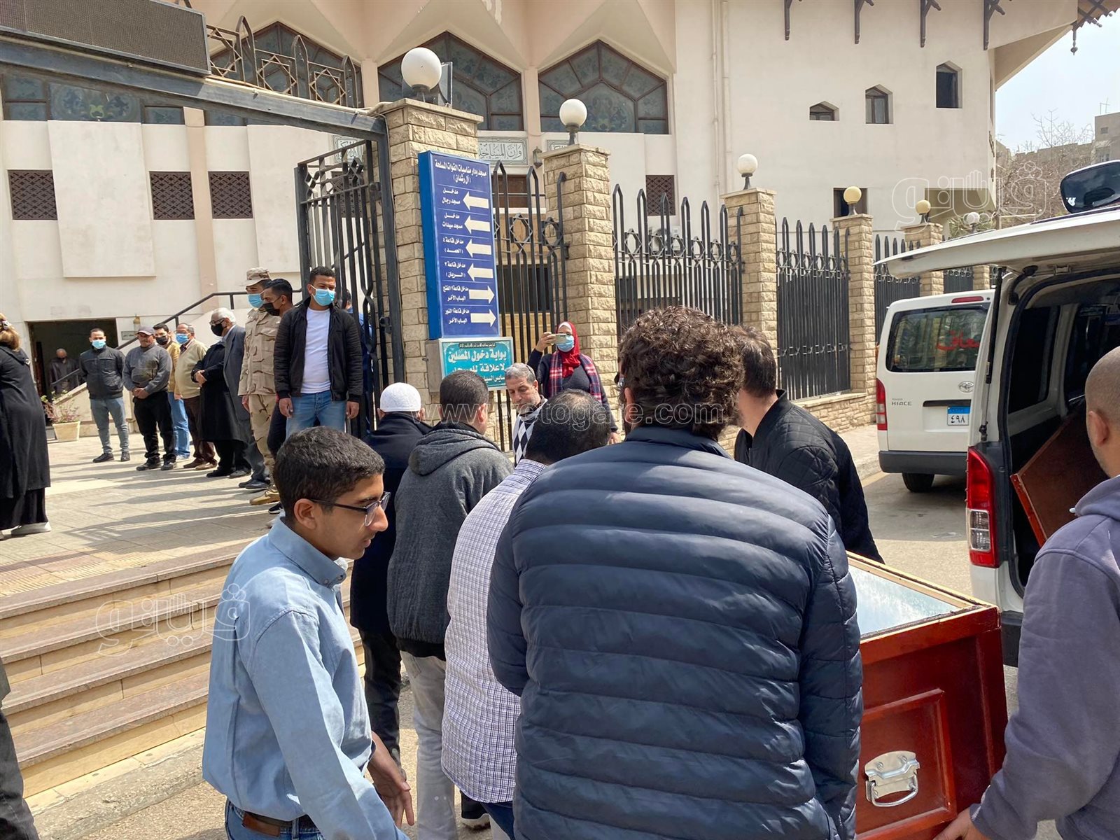 وصول جثمان شقيق أحمد عبد العزيز لمسجد آل رشدان (2)